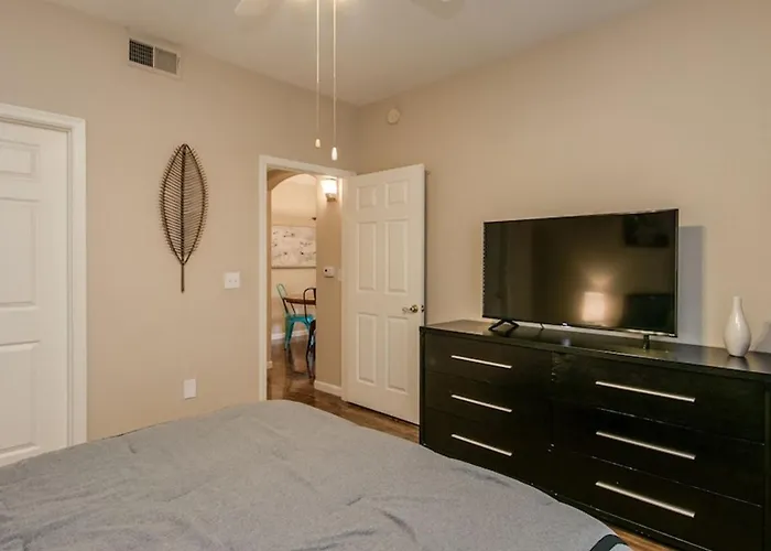 Cozy 1-bdrm Next To Pool *